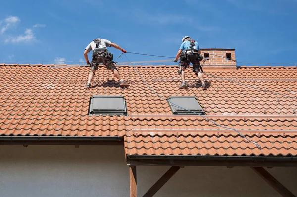 Ensuring Safety in Roof Installations: Longwood Contractor Insights