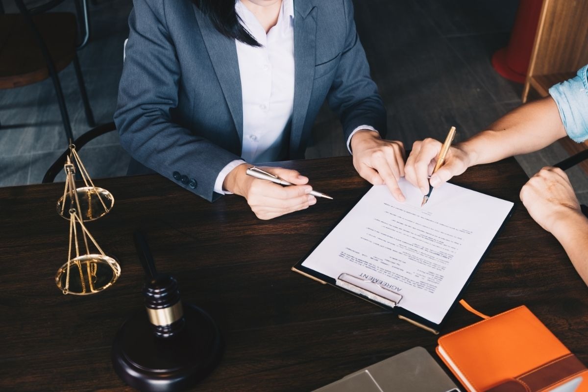 Simplify Your Legal Paperwork With Mobile Notary Assistance at Your Preferred Location